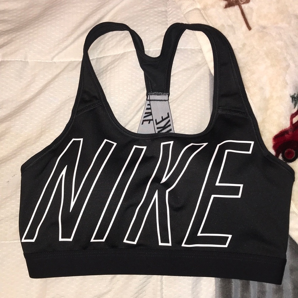 black nike sports bra